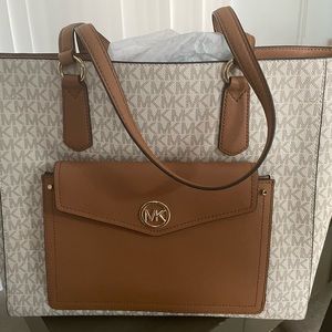 NWOT! Michael Kors large purse! Don’t miss this bag!